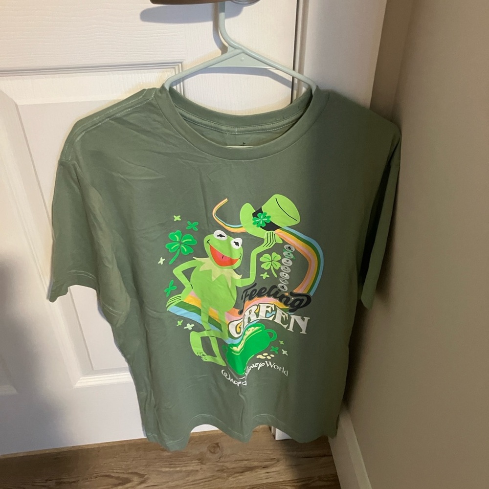 Feeling green Walt Disney world unisex shirt size medium NWT